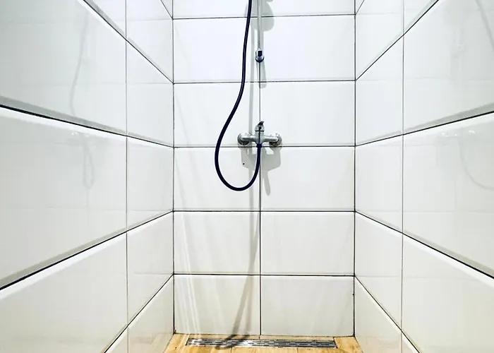 Private In Affordable 5-bedroom Вена
